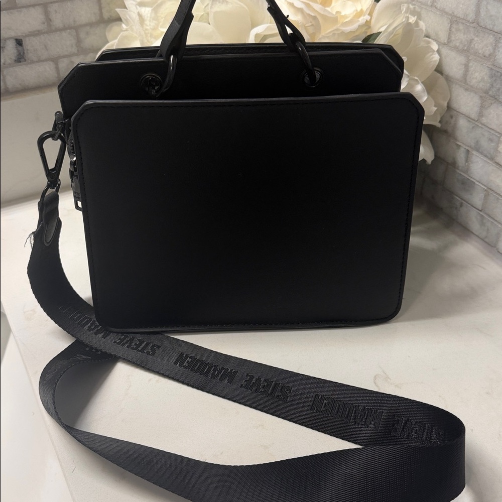 Steve Madden Sleek Black Messenger Bag - Picture 2 of 5